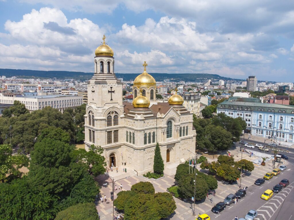 Katedrála Nanebevzetí Panny Marie ve Varně z výšky