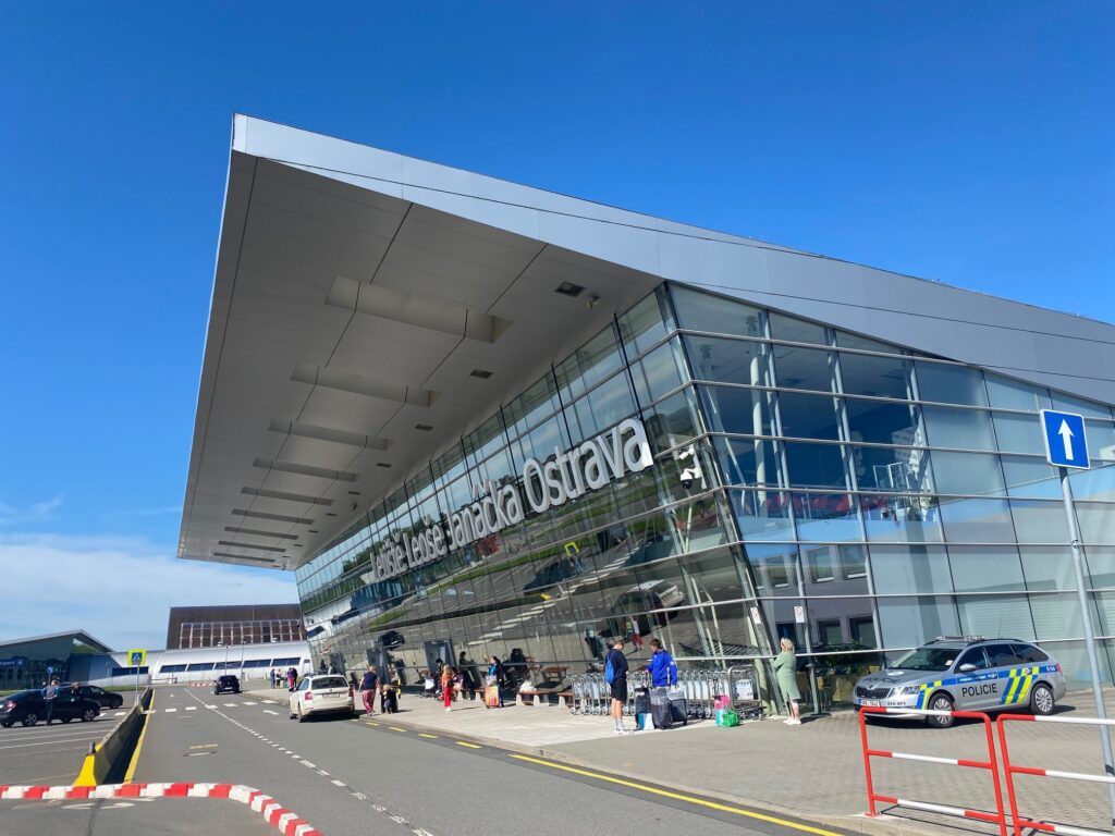 Prosklený terminál Letiště Leoše Janáčka Ostrava za slunečného dne