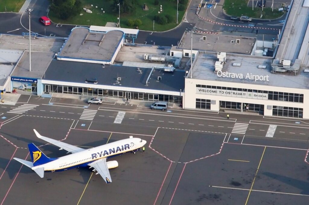 Terminál Ostrava Airport z výšky a letadlo Ryanair pojíždějící po odbavovací ploše