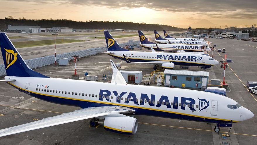 Letadla Boeing 737 společnosti Ryanair zaparkovaná na odbavovací ploše letiště