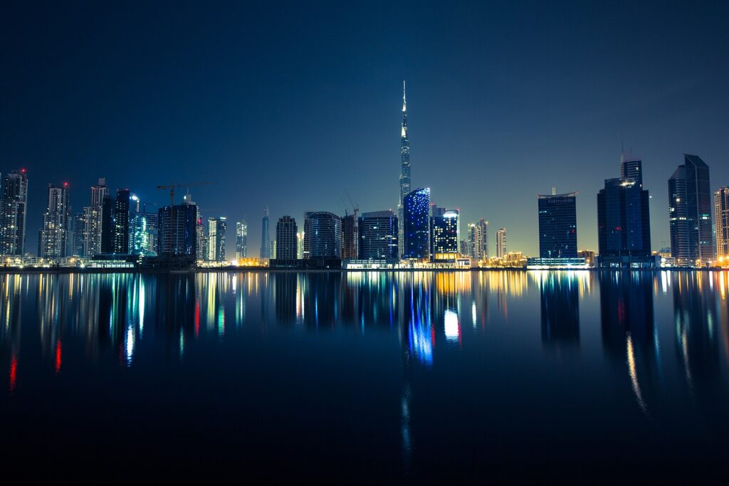 Mrakodrapy Dubaje s Burj Khalifa v noci