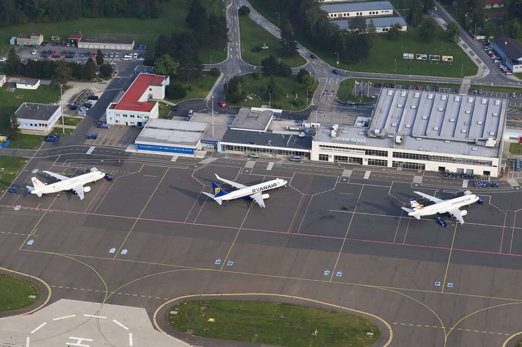 Letecký pohled na terminál a odbavovací plochu letiště Ostrava se třemi stojícími letadly