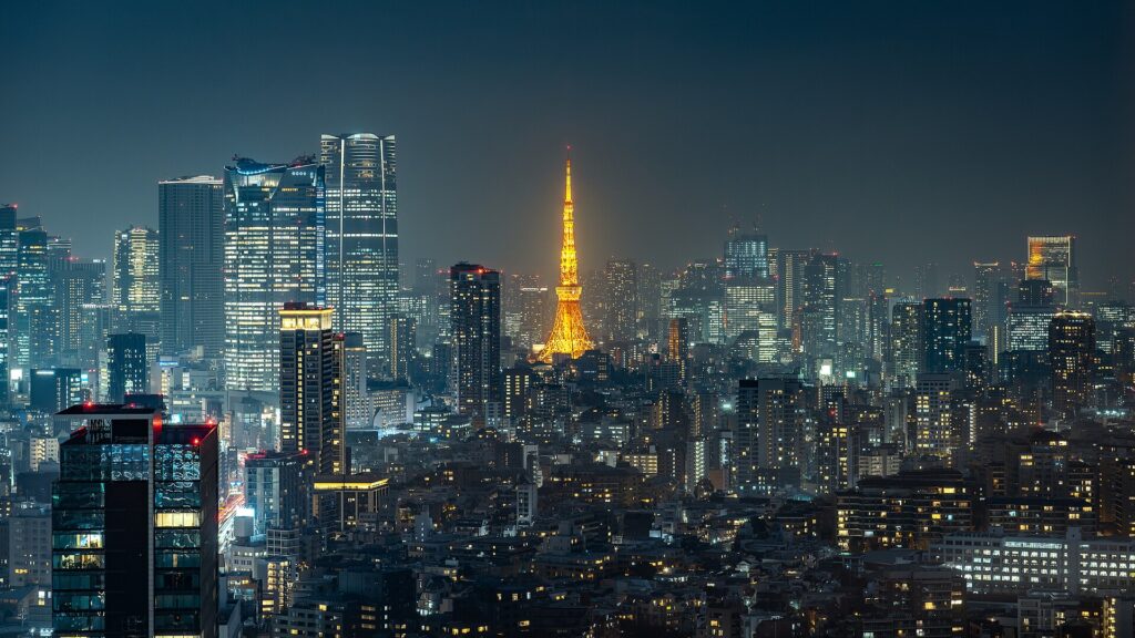 Večerní Tokio s rozsvícenou Tokyo Tower