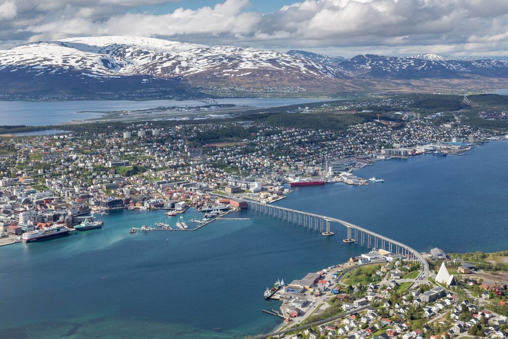 Tromsø s mostem přes průliv a zasněženými horami